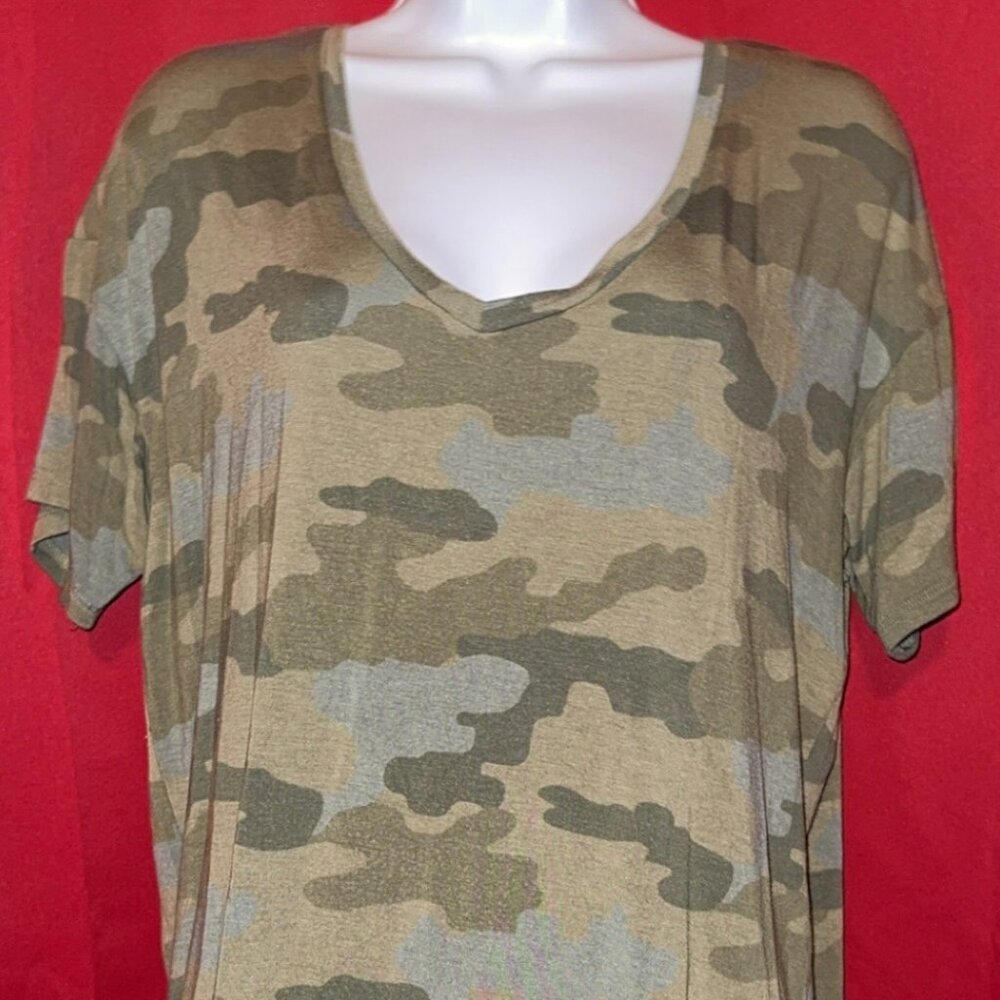 American Eagle low cut camo green v neck t shirt